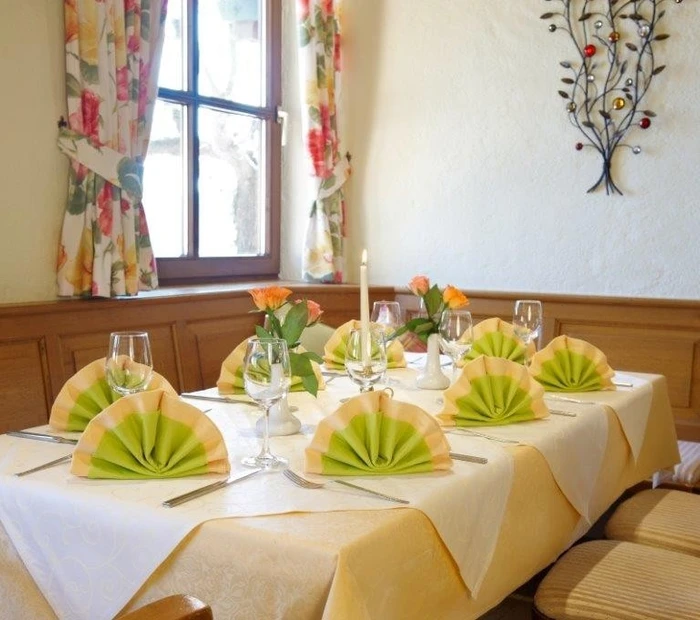 Das Rosenstüberl im Hotel mit festlicher Tafel