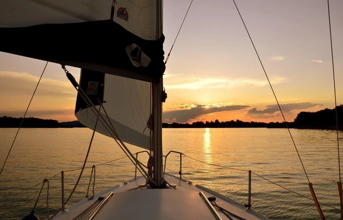 Sonnenuntergang am Chiemsee vom Boot aus