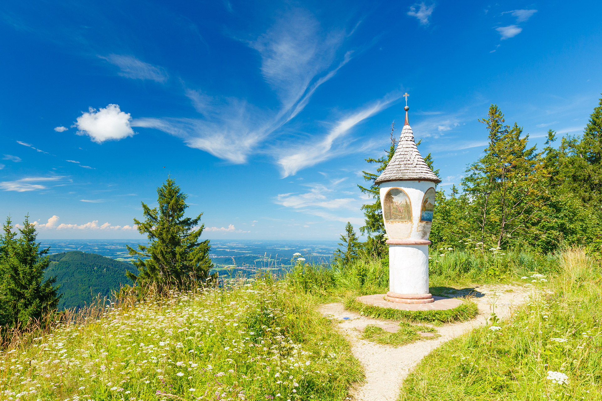 Unternberg 1.420 m Blick über den Chiemgau nach Ruhpolding bis zum Chiemsee