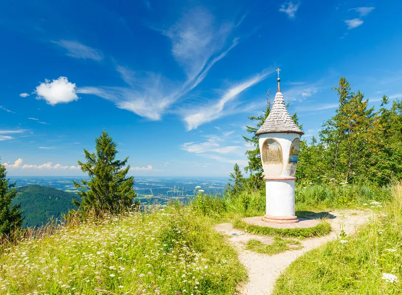 Unternberg 1.420 m Blick über den Chiemgau nach Ruhpolding bis zum Chiemsee Unternberg 1.420 m Blick über den Chiemgau nach Ruhpolding bis zum Chiemsee
