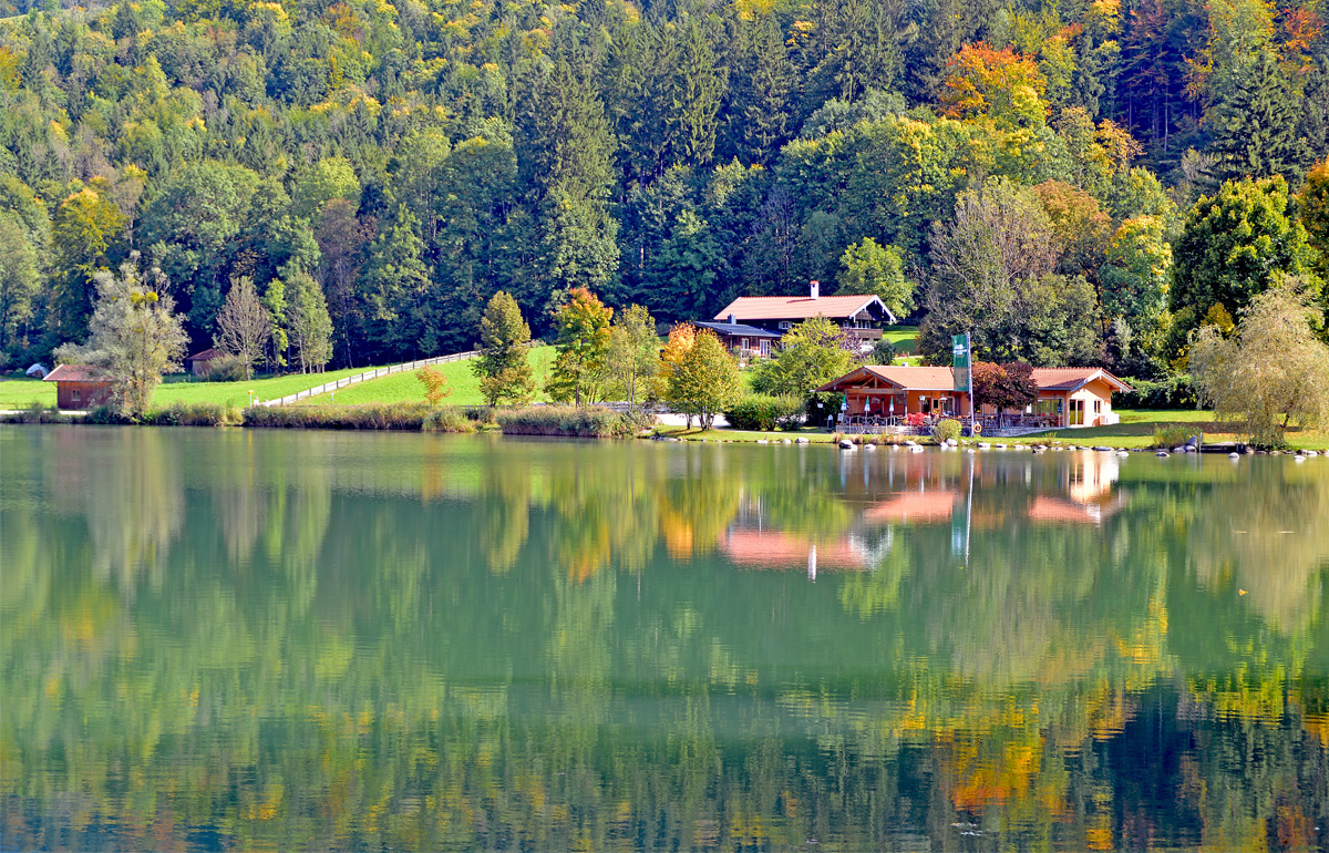 Blick vom Wössener See auf das Lokal von Parker Outdoor.