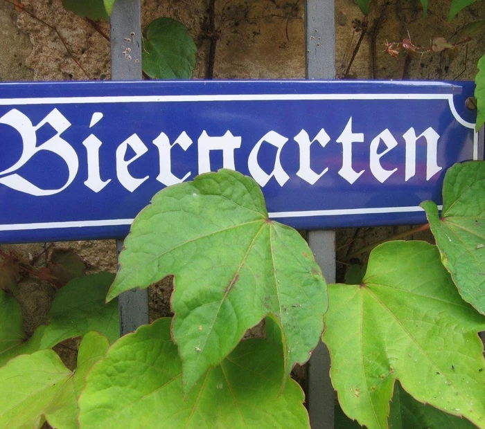 Straßenschild mit Aufschrift Biergarten