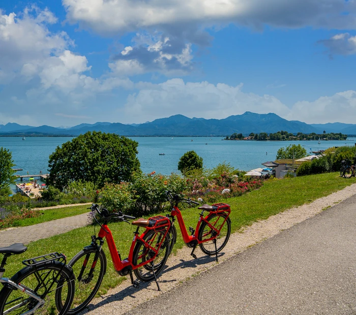 Fahrradtour am Chiemsee mit Blick auf die Fraueninsel 
