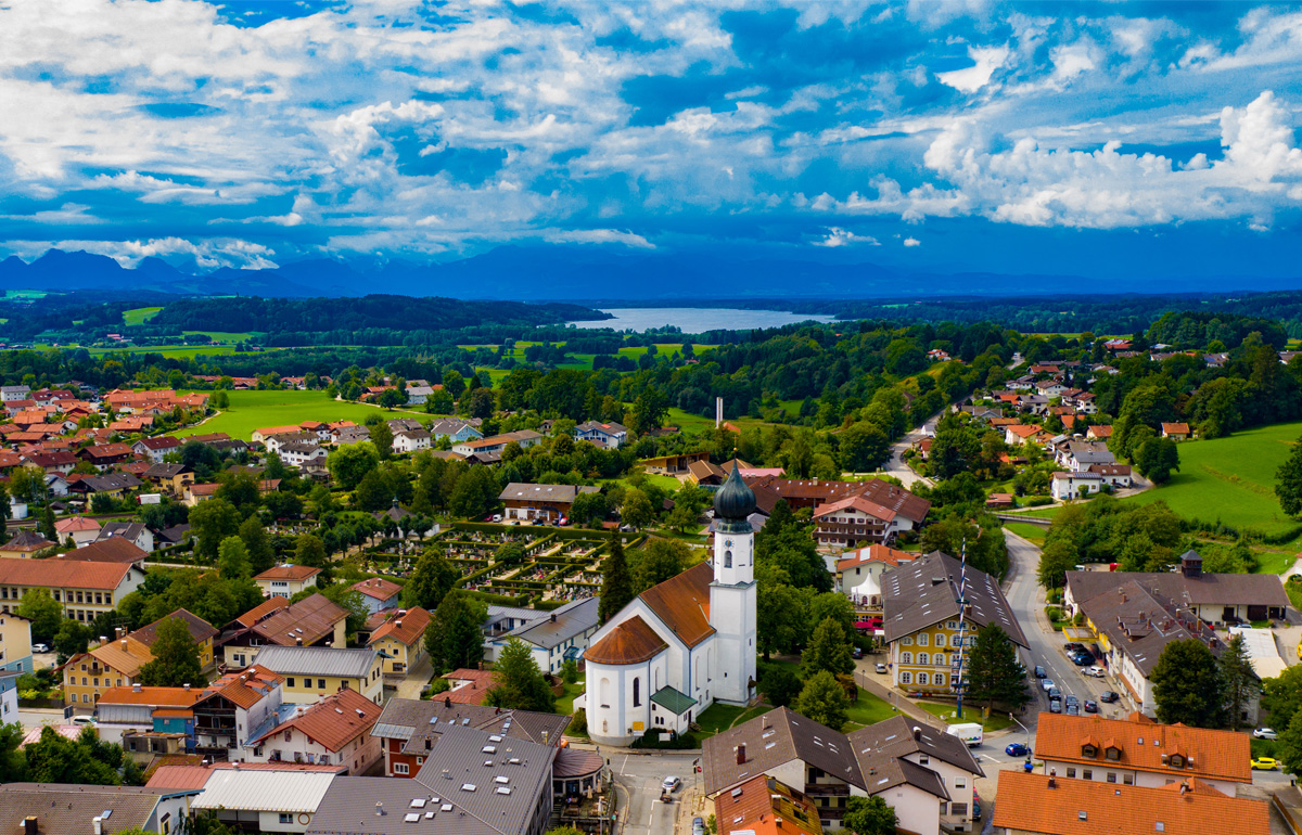 Luftaufnahme von Bad Endorf Sie blicken über die Kirche in Richtung See.