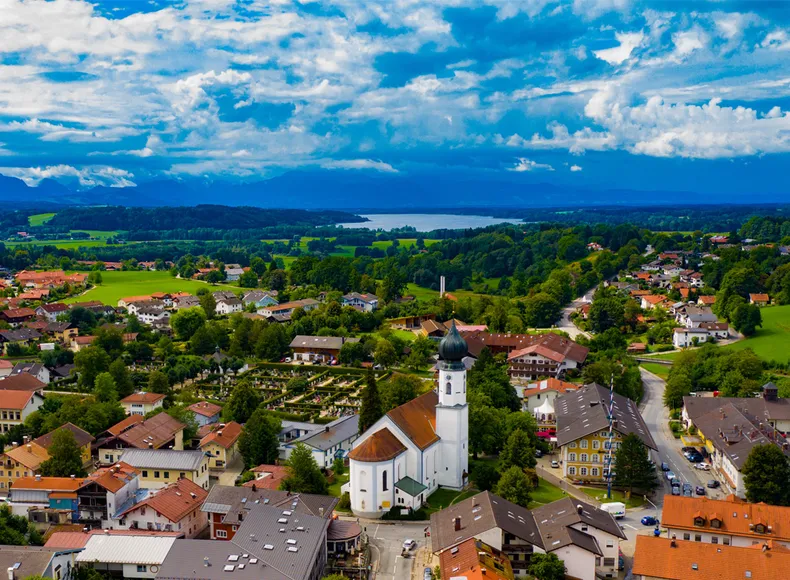 Luftaufnahme von Bad Endorf Sie blicken über die Kirche in Richtung See.
