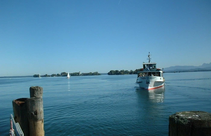 Am Chiemsee legt eine Fähre an.