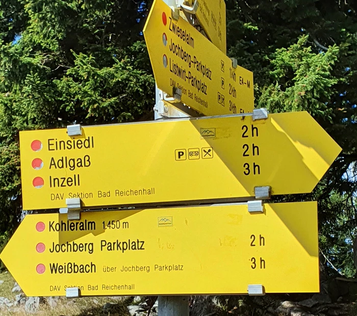 Wanderschild mit Entfernungsangaben für Einsiedl, Adlgaß, Inzell, Kohleralm, Jochberg, Weißbach
