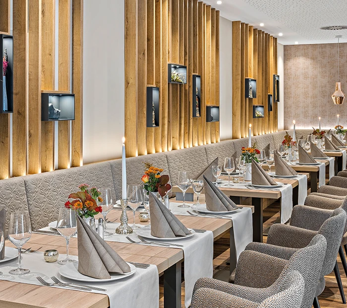 gedeckte Tische im modern eingerichteten Restaurant in gedeckten Farben
