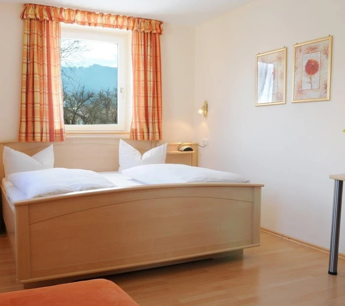 Doppelzimmer im Gästehaus mit Bergblick