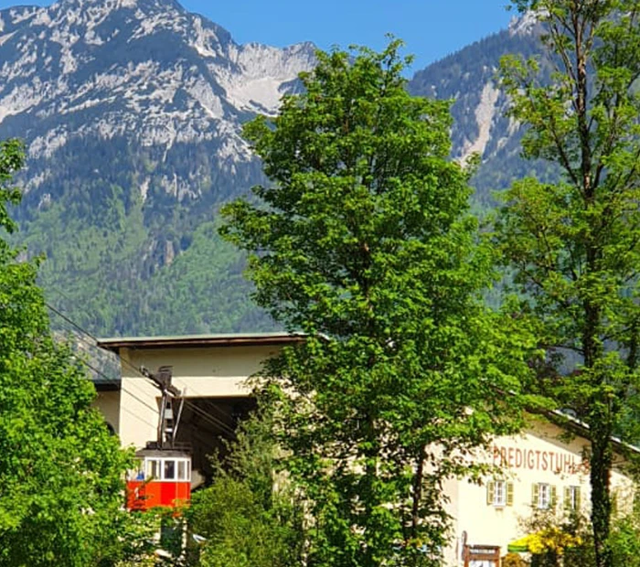 Sie sehen eine Gondel der Predigtstuhlbahn im Hintergrund sind Berge.