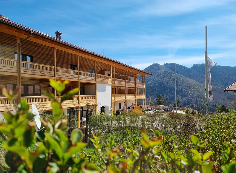 Berghotel und Chalets Adersberg mit Blick in den Chiemgau