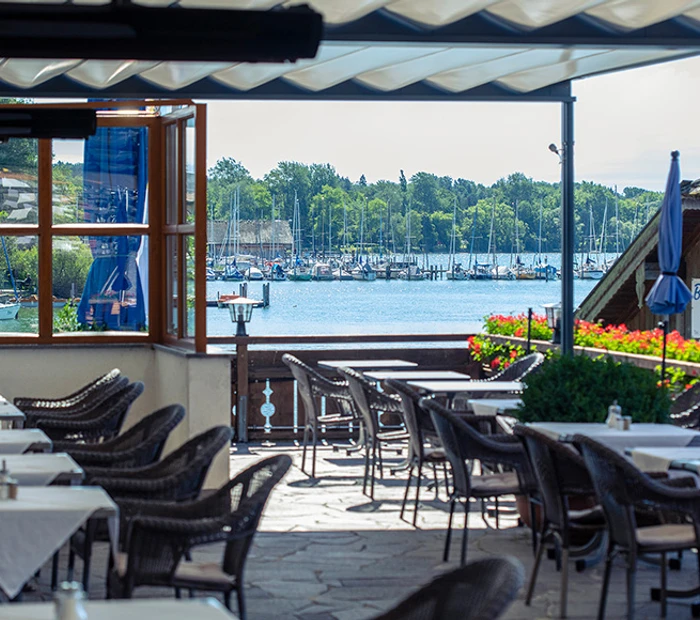 Blick von der Terrasse auf den Chiemsee und Boots-& Fahrradverleih