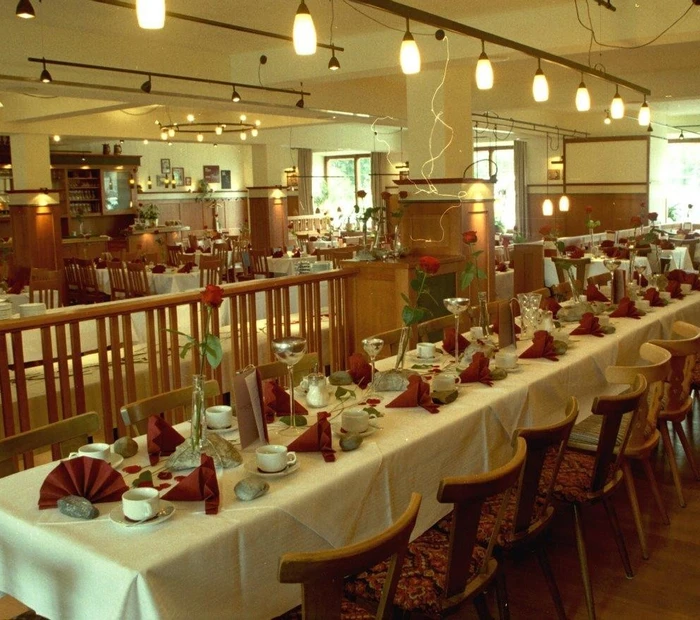 stilvoll gedeckte Festtafel im Saal