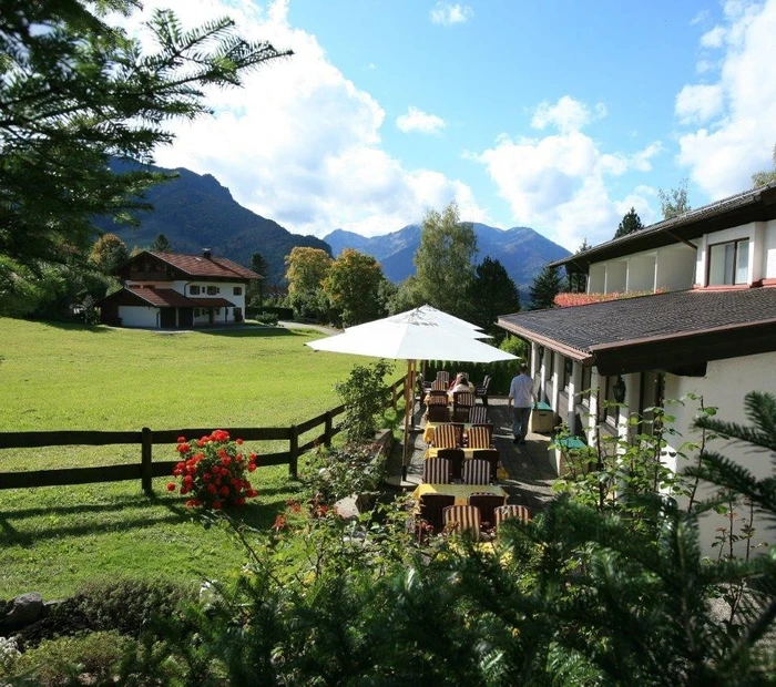 Blick auf die Terrasse im Garten hinter dem Haus