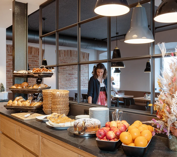 Frühstücksbuffet mit frischen Obst, Semmeln und Kuchen