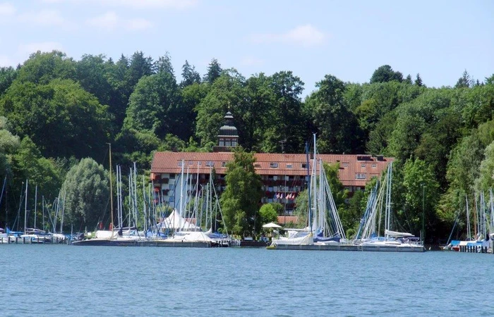 Blick vom Chiemsee aus auf den Yachthafen und Yachthotel Chiemsee.