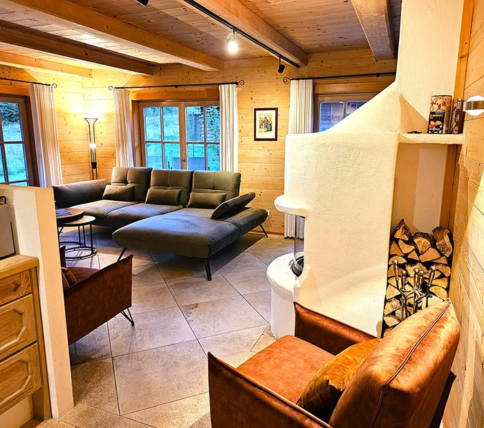 Wohnraum mit Kamin im Alpenchalet Rauschberg
