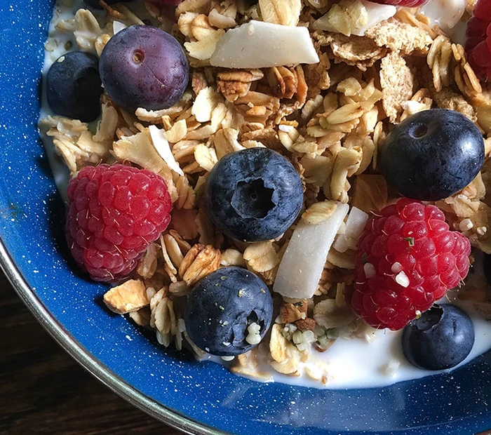 Alpenliebe Genießerfrühstück mit Müsli und frischen Beerenfrüchten 