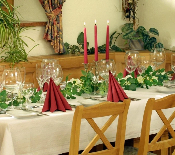 festlich gedeckte Tafel im Restaurant
