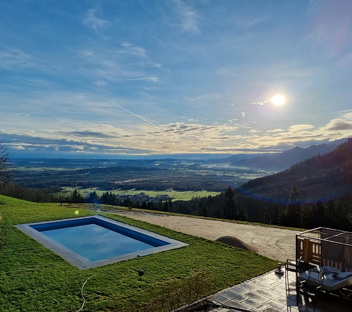 Pool mit Blick ins Tal im Frühling