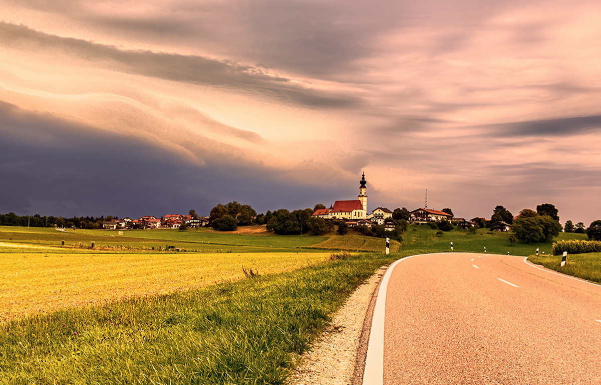 Höslwang in mystischer Stimmung mit Blick auf die Kirche.
