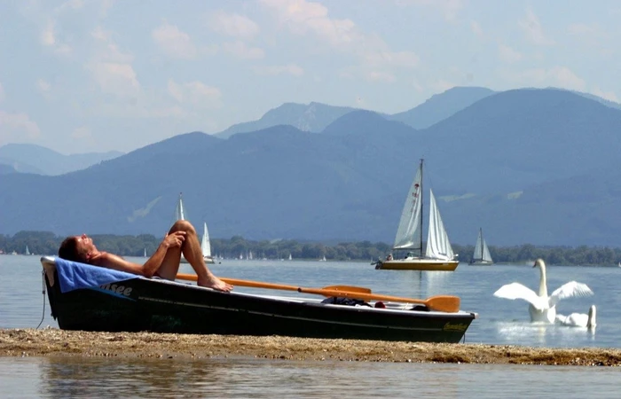 Sonnenbaden in einem Boot auf einer Sandbank am Chiemsee
