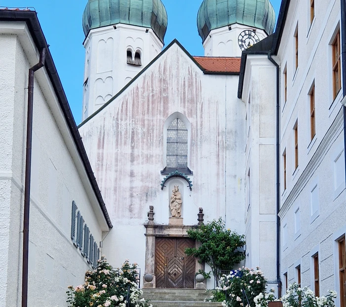 Eingang zum Kloster am Seeoner See im Chiemgau