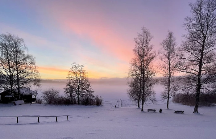 Der Pelhamer See im Winter mit Schnee