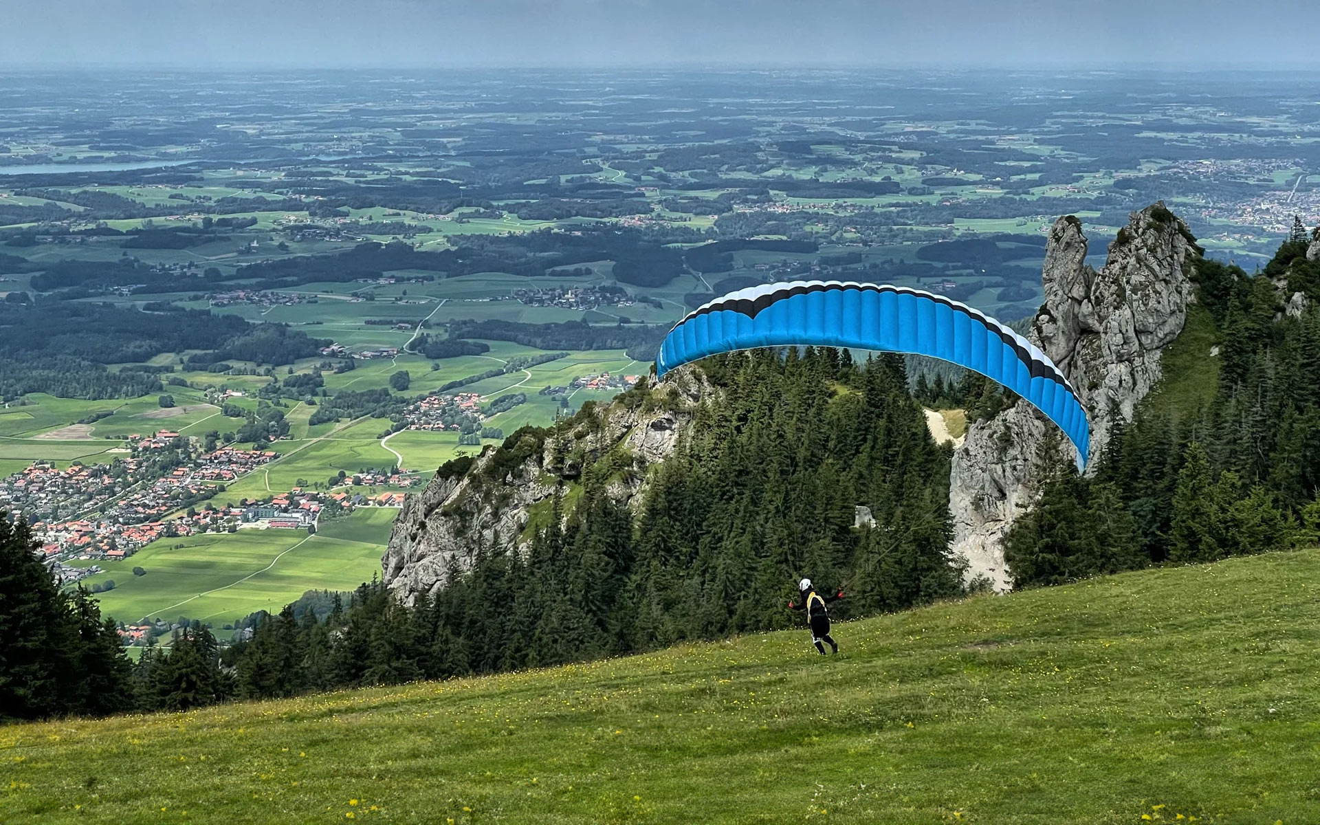 Gleitschirmflieger Start von der Kampenwand im Chiemgau