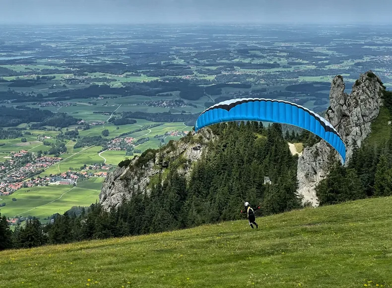 Gleitschirmflieger Start von der Kampenwand im Chiemgau Gleitschirmflieger Start von der Kampenwand im Chiemgau