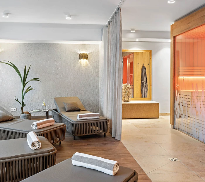 Wellnessbereich mit Ruheliegen und verglaster Sauna
