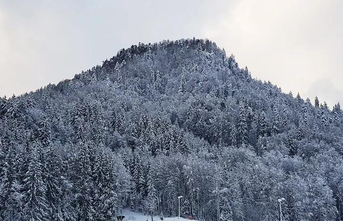 Blick zum verschneiten Westernberg mit Skilift