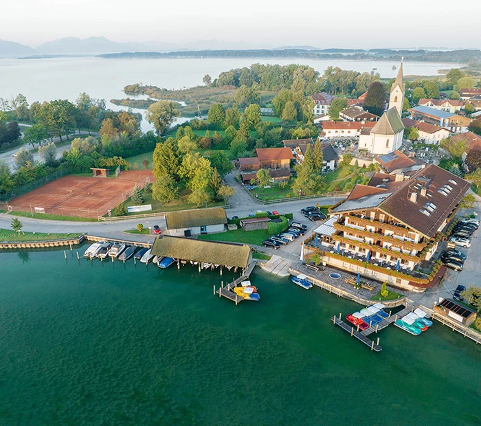 Luftaufnahme mit Blick auf das SeeHotel Wassermann, Seebruck & Chiemsee