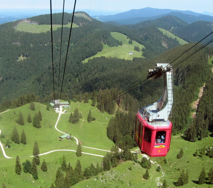 Eine Gondel fährt auf den Hochfelln und Sie blicken in Richtung Mittelstation