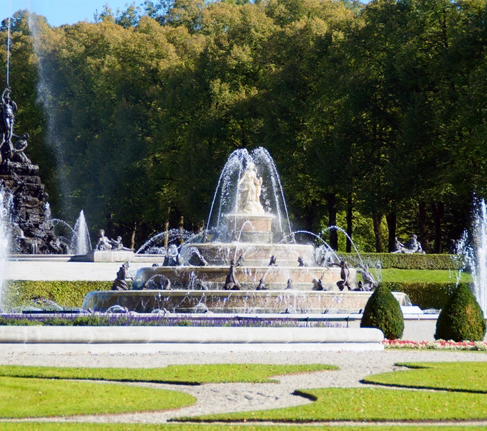 Große Brunnen rund um das Schloss Herrenchiemsee von König Ludwig II. auf der Herreninsel