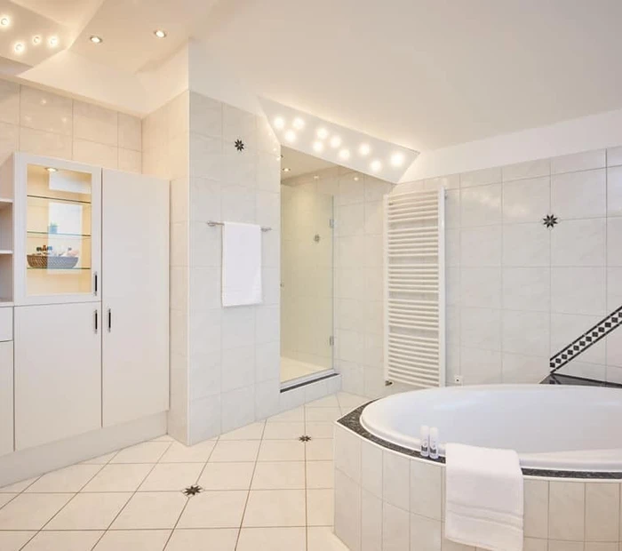 großzügiges Badezimmer mit runder Badewanne