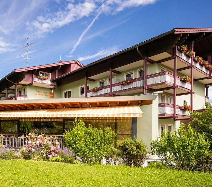 Hotelansicht mit Wintergarten im Sommer