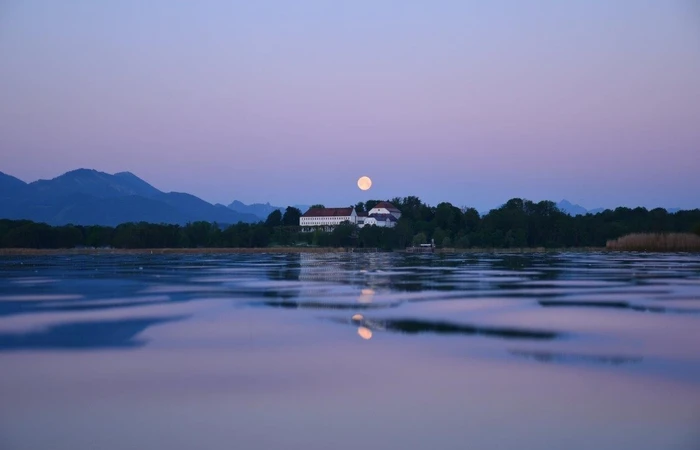 Chiemsee in einer Vollmondnacht