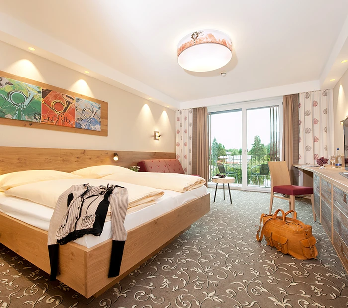Doppelzimmer mit Balkon, Schreibtisch und Fernseher