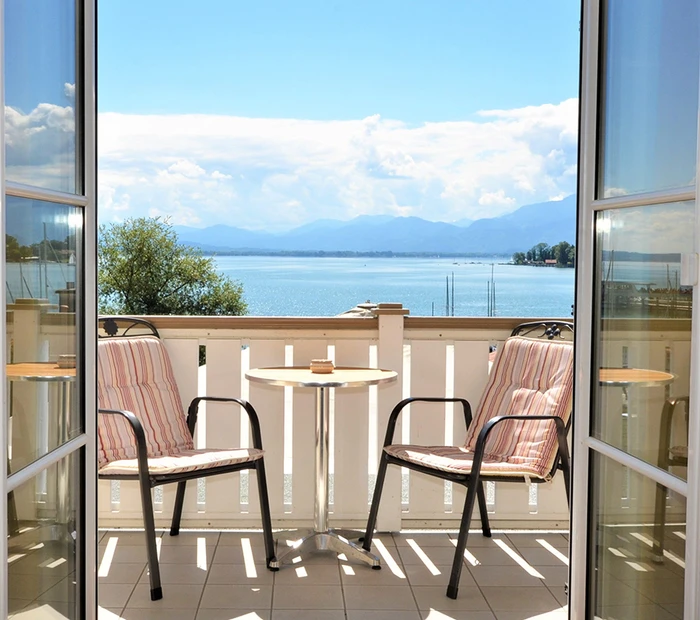 Blick auf den Chiemsee vom Balkon eines Signature Zimmer 