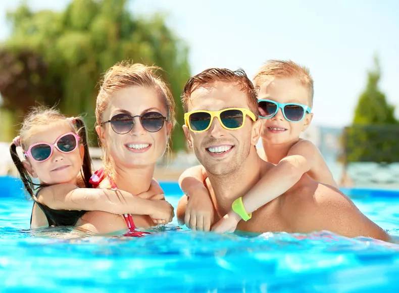 Familie im Schwimmbecken Vita Alpina in Ruhpolding