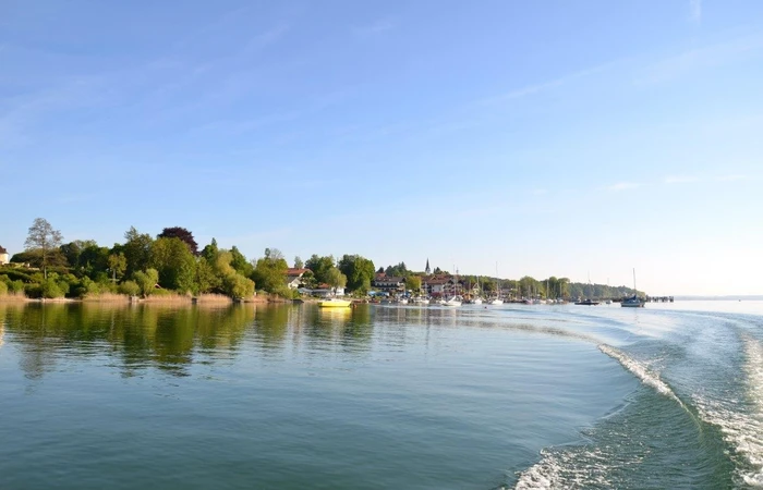 Aussicht vom Boot auf den Uferbereich des Chiemsees