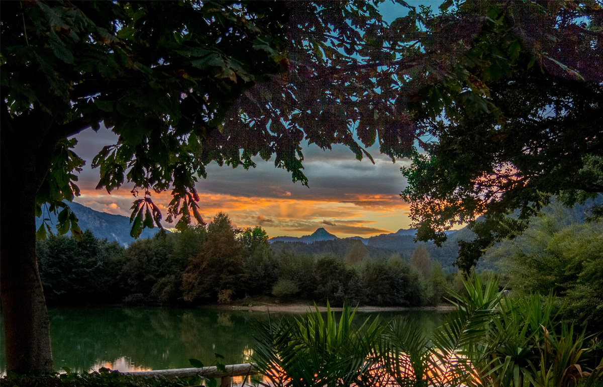 Blick vom Gasthaus am Reifinger See in die Berge und Sonnenuntergang.