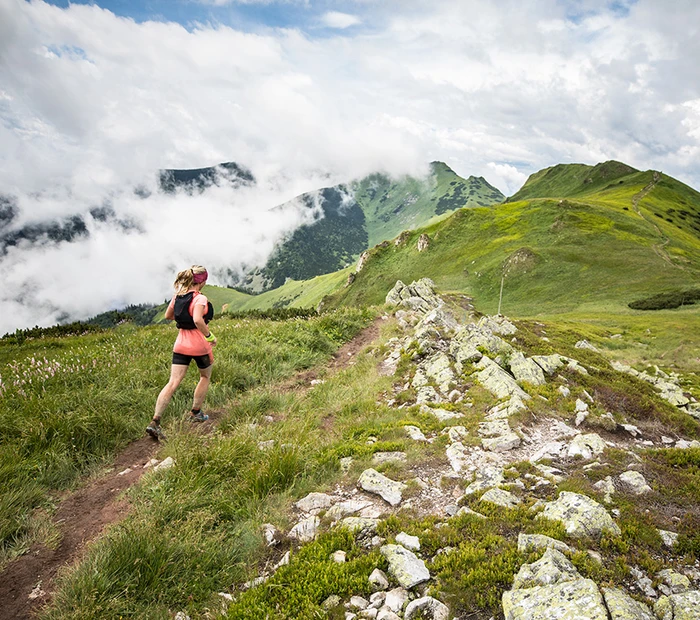 Trail Runnerin in den Bergen