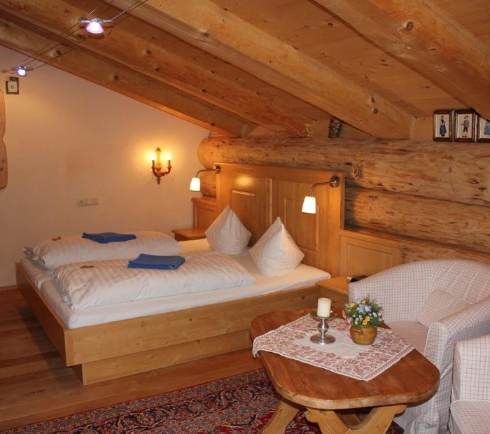 Schlafzimmer mit Dachschräge im Chalet