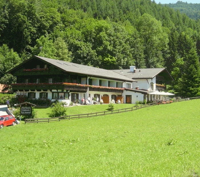Landhotel Gabriele von weitem mit grüner Wiese im Vordergrund