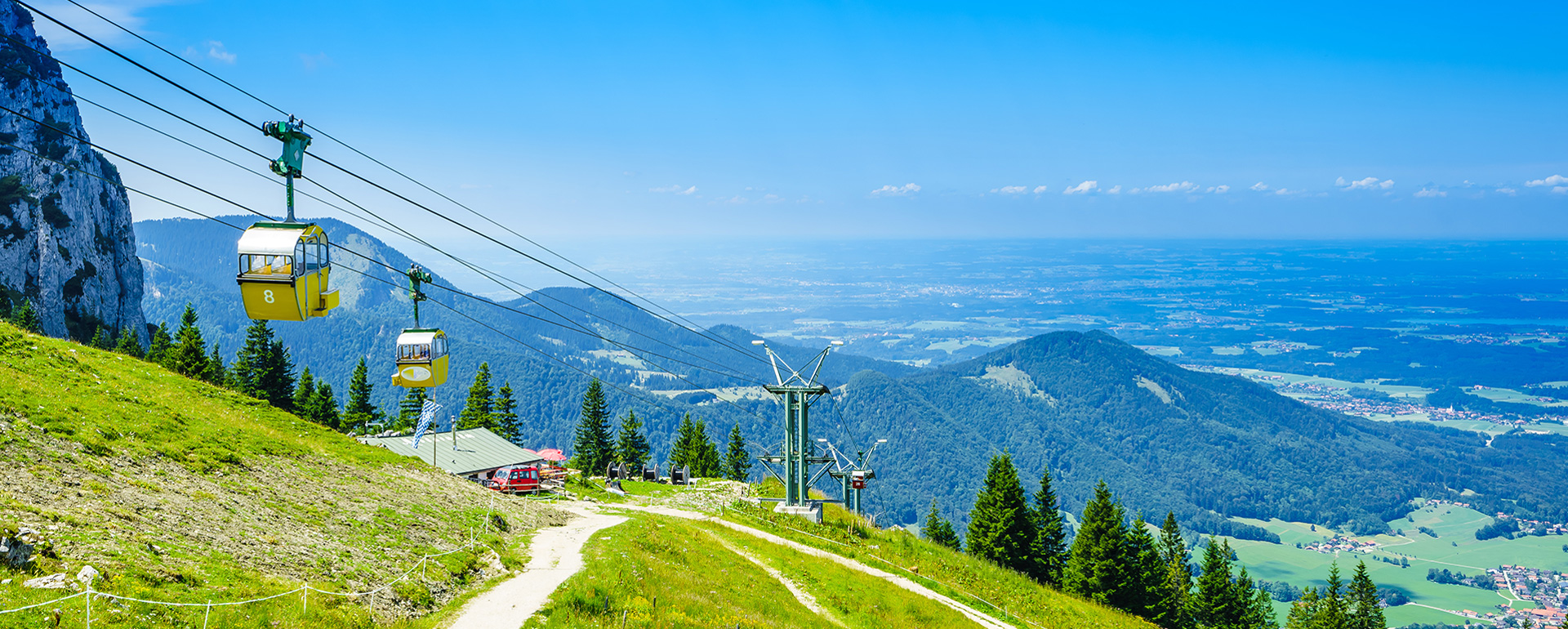 Blick auf die Gondeln der Kampenwandbahn und dem Chiemsee