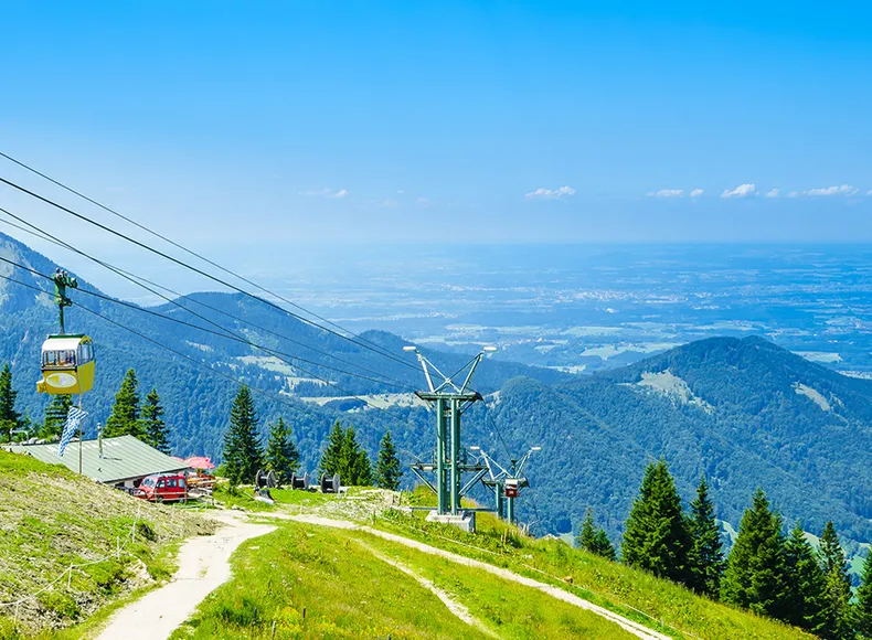 Blick auf die Gondeln der Kampenwandbahn und dem Chiemsee Blick auf die Gondeln der Kampenwandbahn und dem Chiemsee