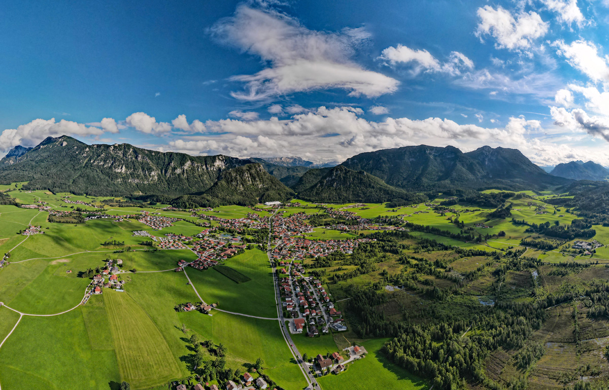 Inzell von oben mit Blick in die Chiemgauer Alpen.