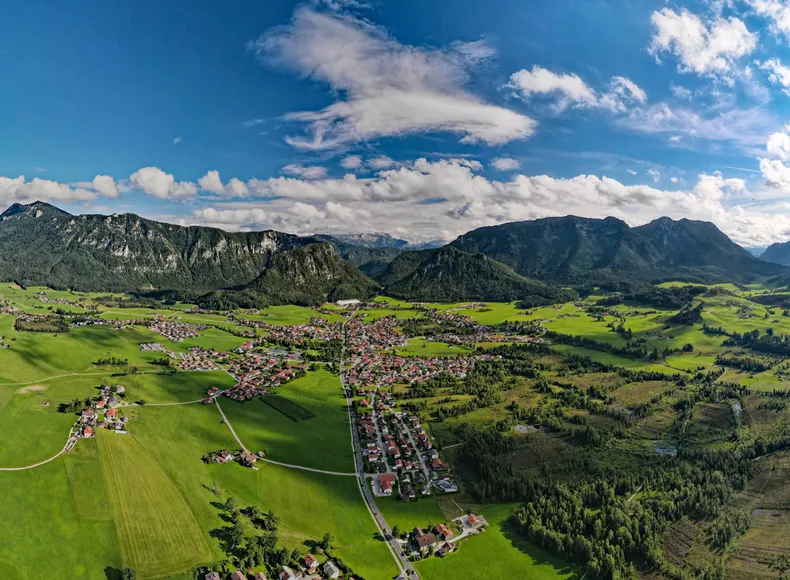 Inzell von oben mit Blick in die Chiemgauer Alpen.